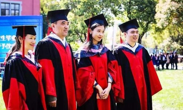 随着人们对教育的关注和提高，本科学历的教师不被单位认可，想要从事教